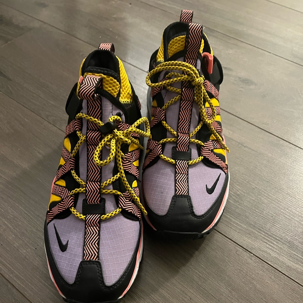 Men’s Nike shoes in a size 9.5.